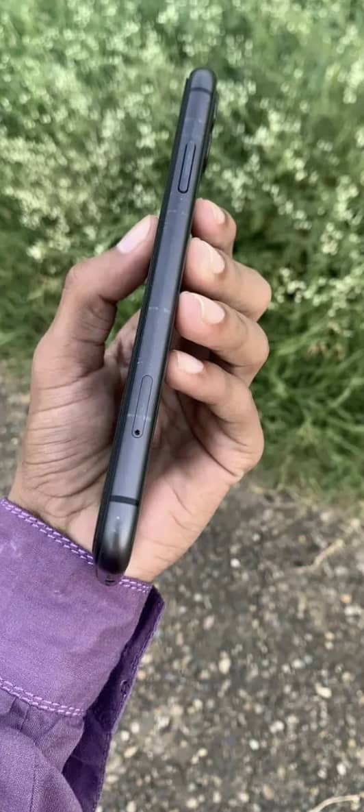 Apple iPhone 11 4