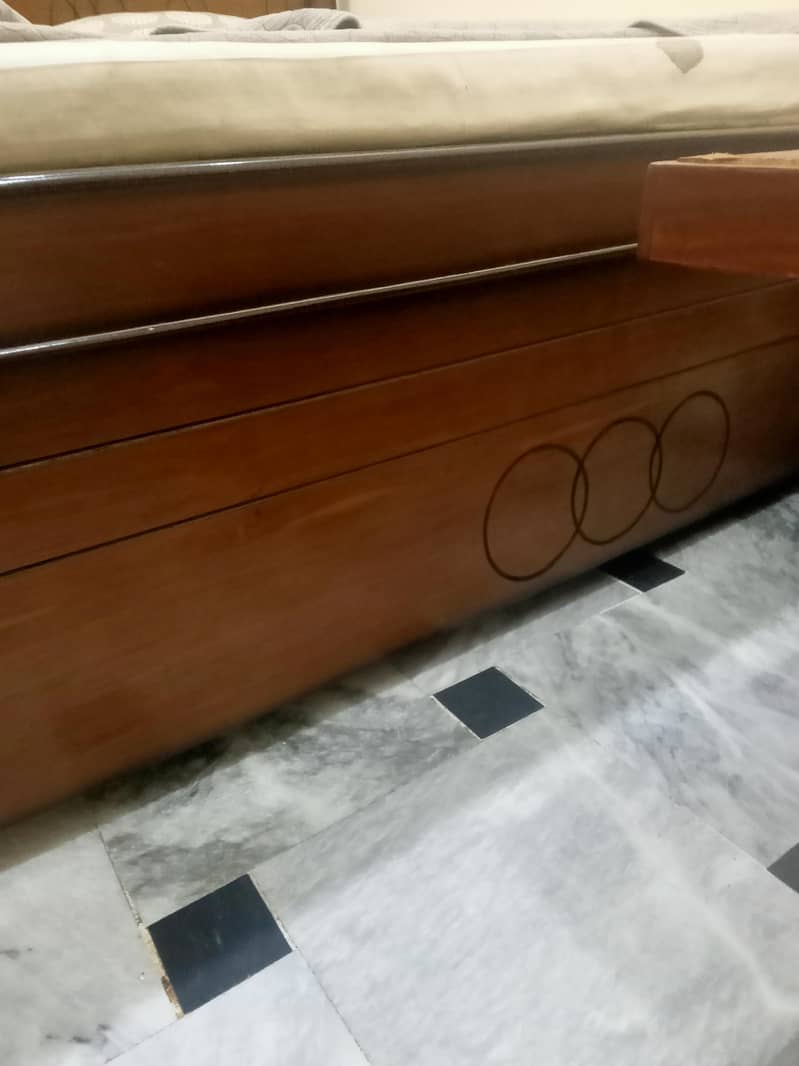 bed sid table sentar table 0