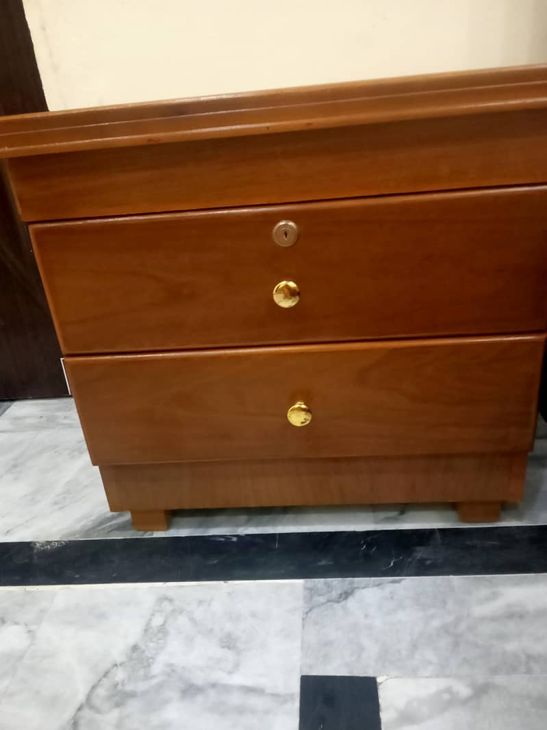 bed sid table sentar table 2