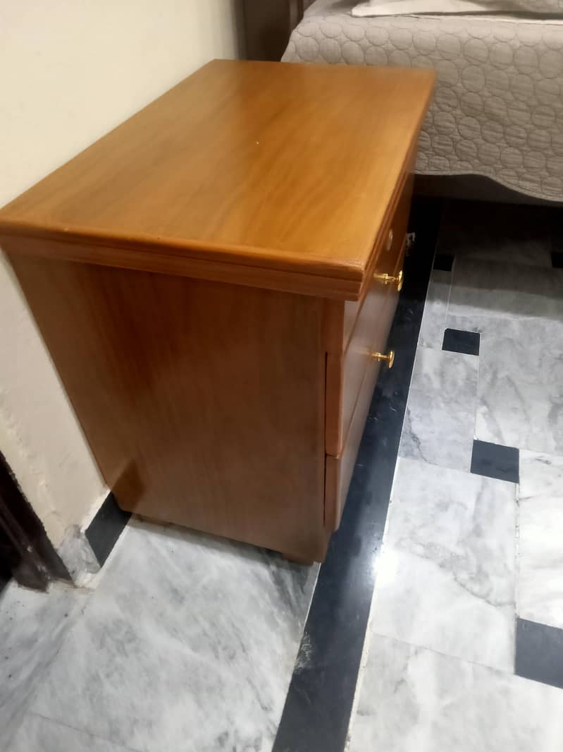 bed sid table sentar table 4