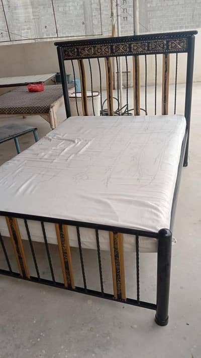 Iron Bed sith Cleaned Mattress