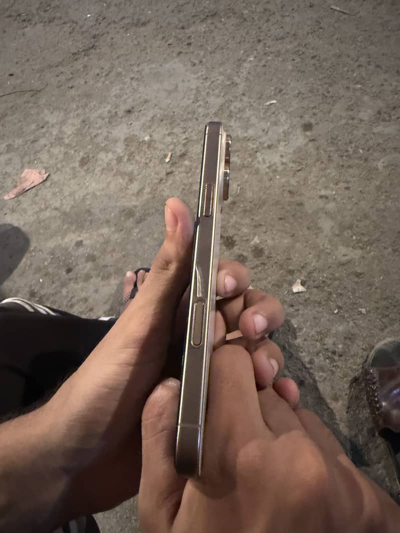 Apple iPhone 16 Pro Max 4