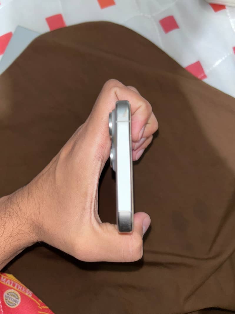Apple iPhone 15 Pro Max 2