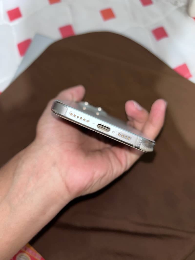 Apple iPhone 15 Pro Max 4