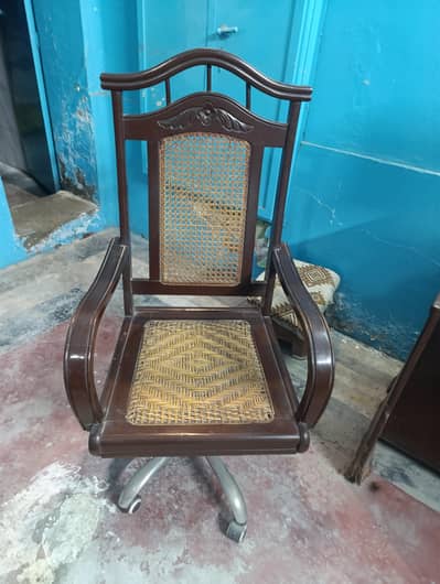 office chair used but completely solid & just like New.