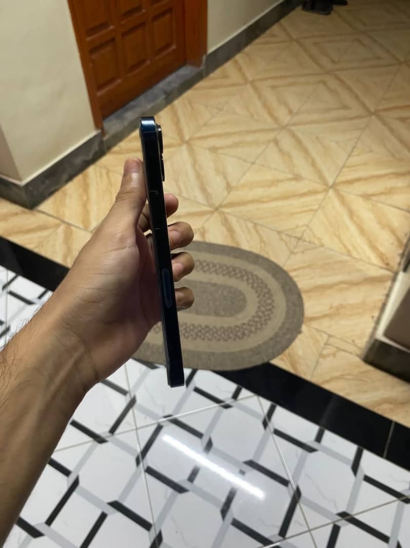 Apple iPhone 13 2