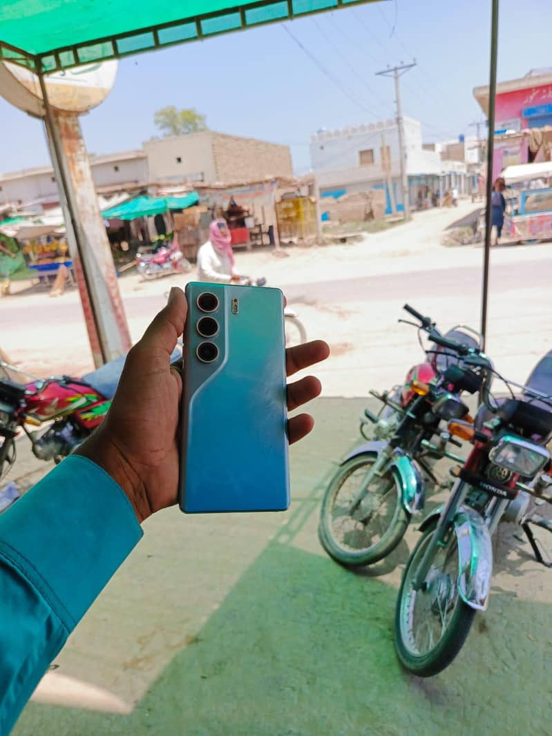 Tecno CAMON 40 Pro 1