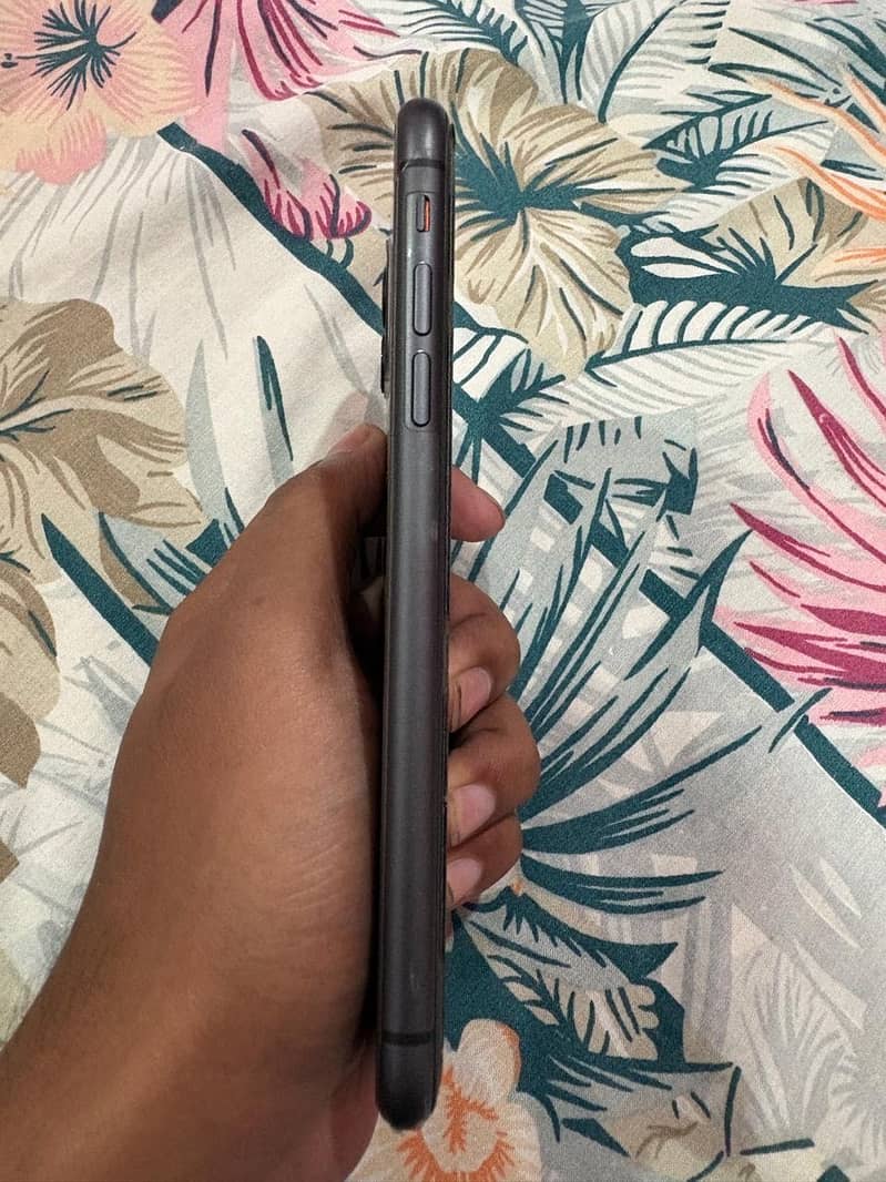 Apple iPhone 11 4