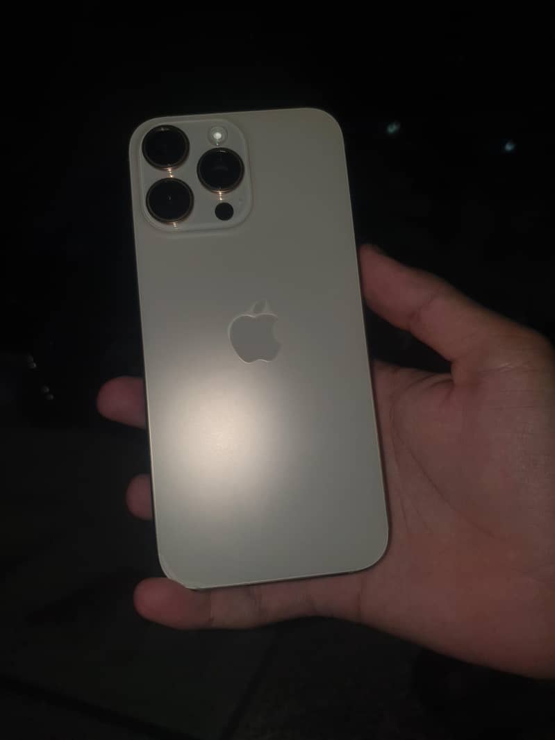 Apple iPhone 16 Pro Max 4
