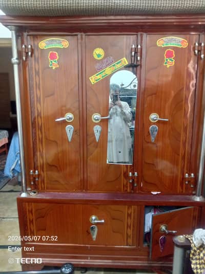 clothes Almari