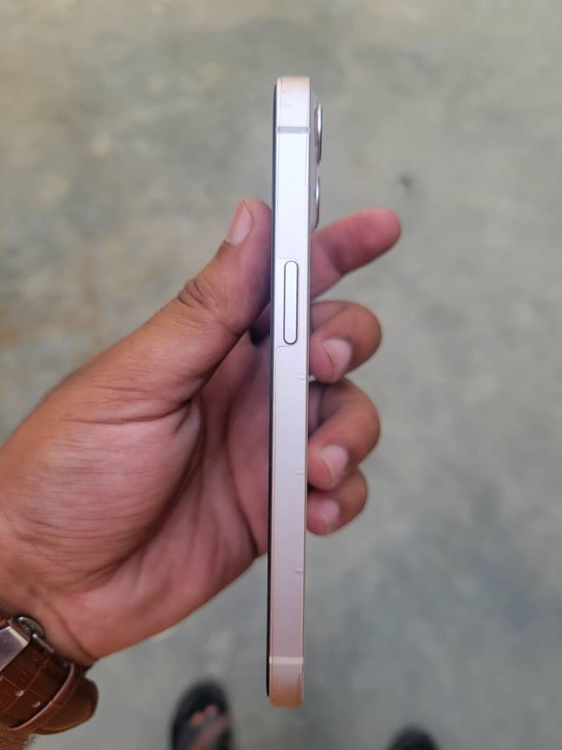 Apple iPhone 13 4