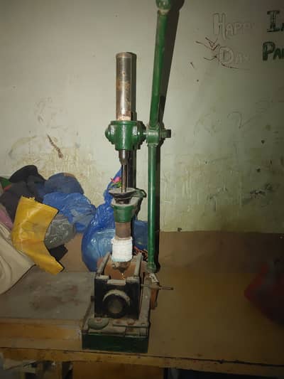 DIY A MANUAL MINI INJECTION MOLDING MACHINE AT HOME