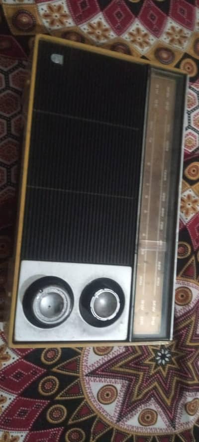 Phillips radio   100% original Condition  big sound
