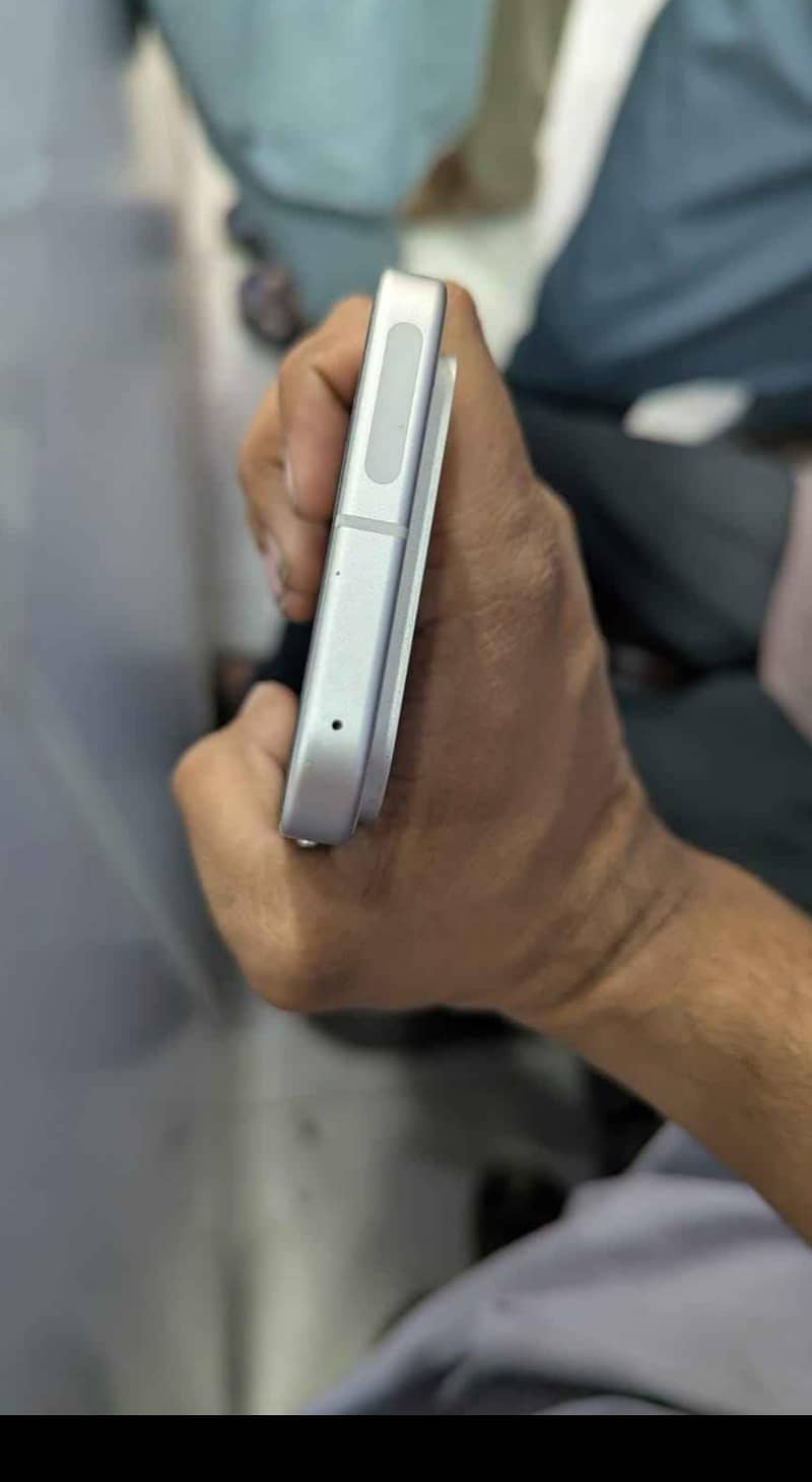 Google Pixel 9 5