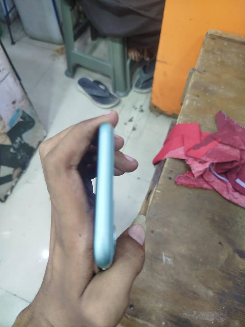 Apple iPhone 11 4