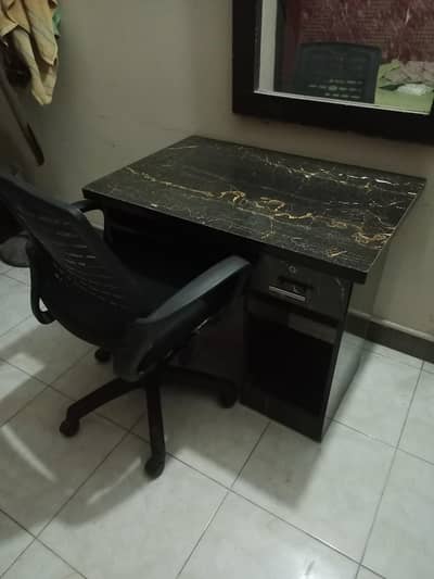 Office chair and table (Good condition)