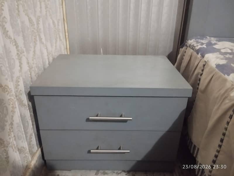king size bed with side table 3