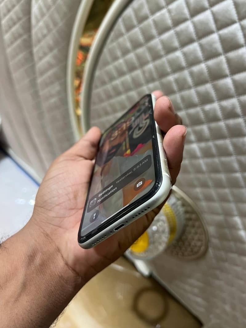 Apple iPhone 11 3