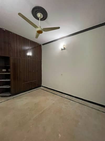 Top floor available for rent in shalley valley near range road Rwp