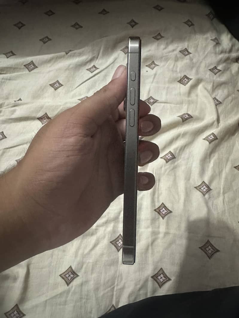 Apple iPhone 15 Pro Max 4