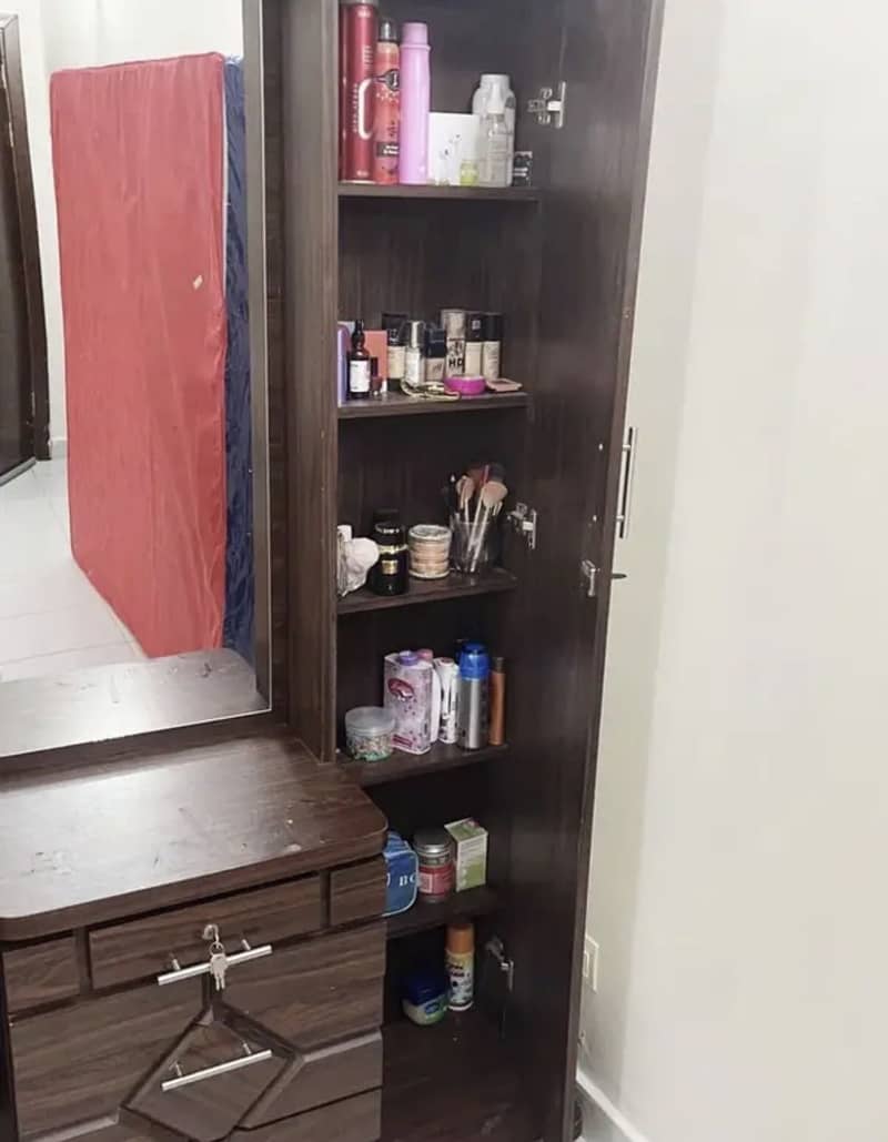 Dressing table with mirror 2