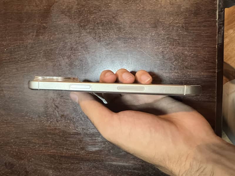Apple iPhone 15 Pro Max 4