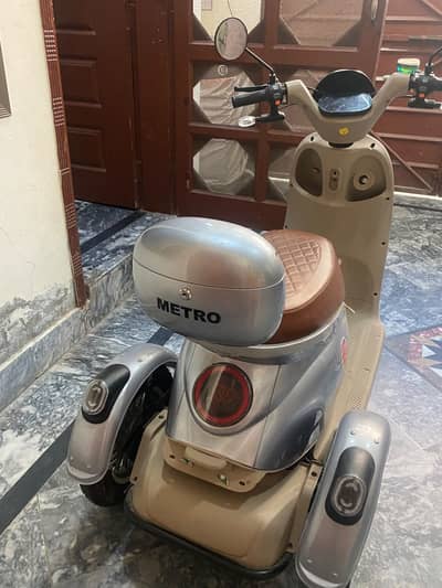 Three wheels electric scooter