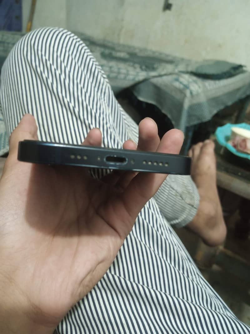 Apple iPhone 13 4