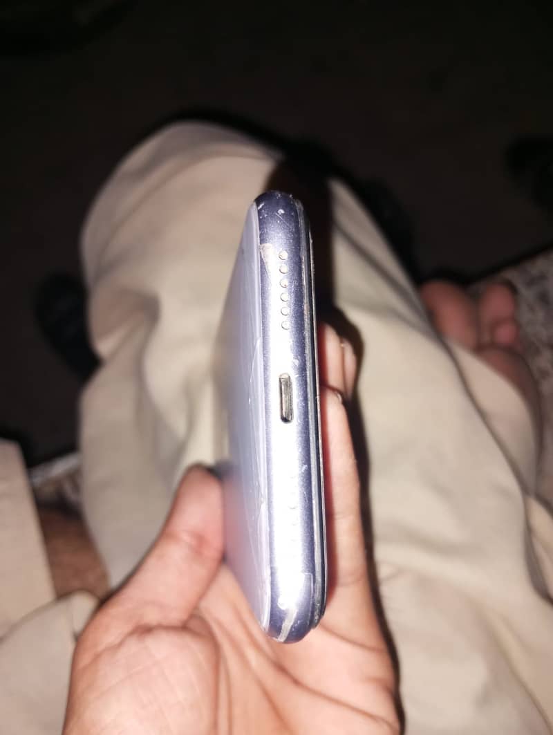 Apple iPhone 11 3