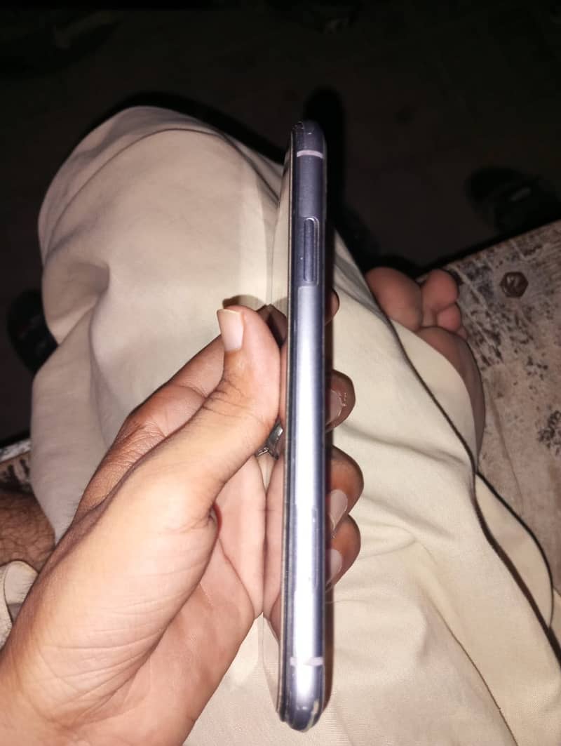 Apple iPhone 11 4