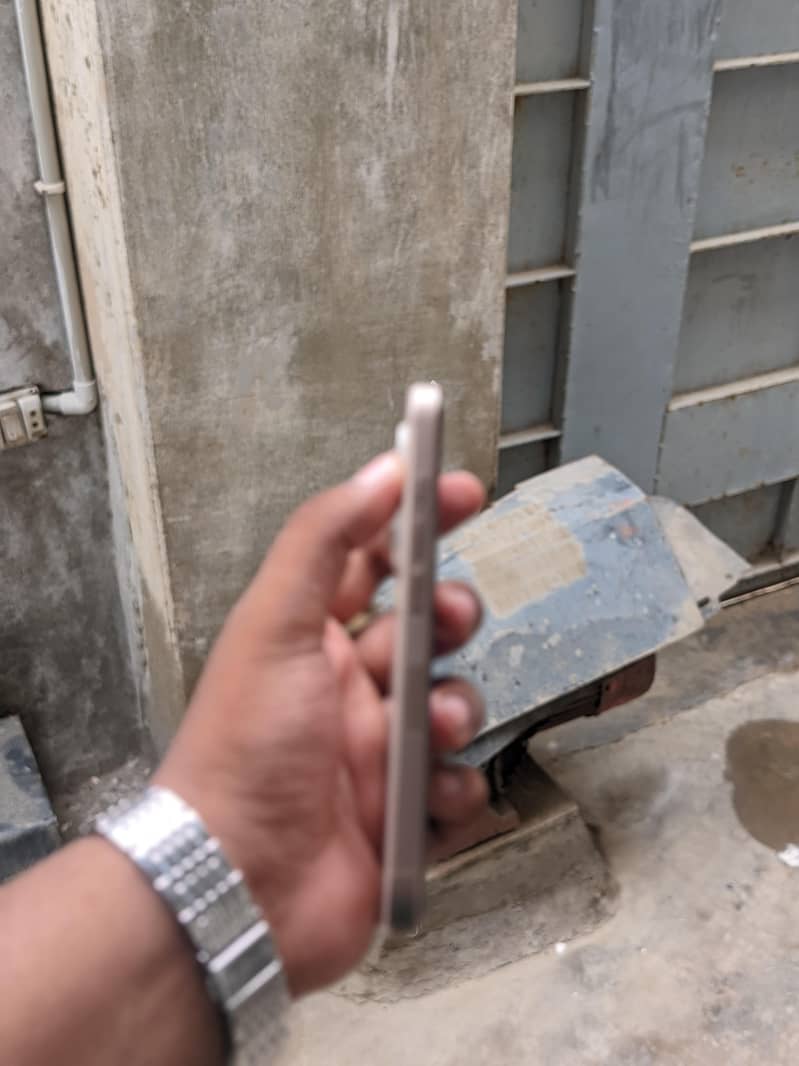 Apple iPhone 16 Pro 1