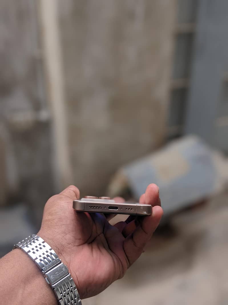 Apple iPhone 16 Pro 3