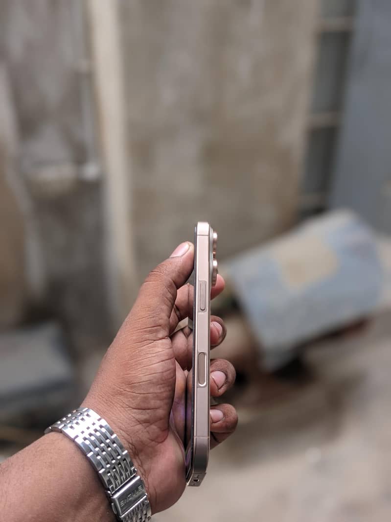 Apple iPhone 16 Pro 4