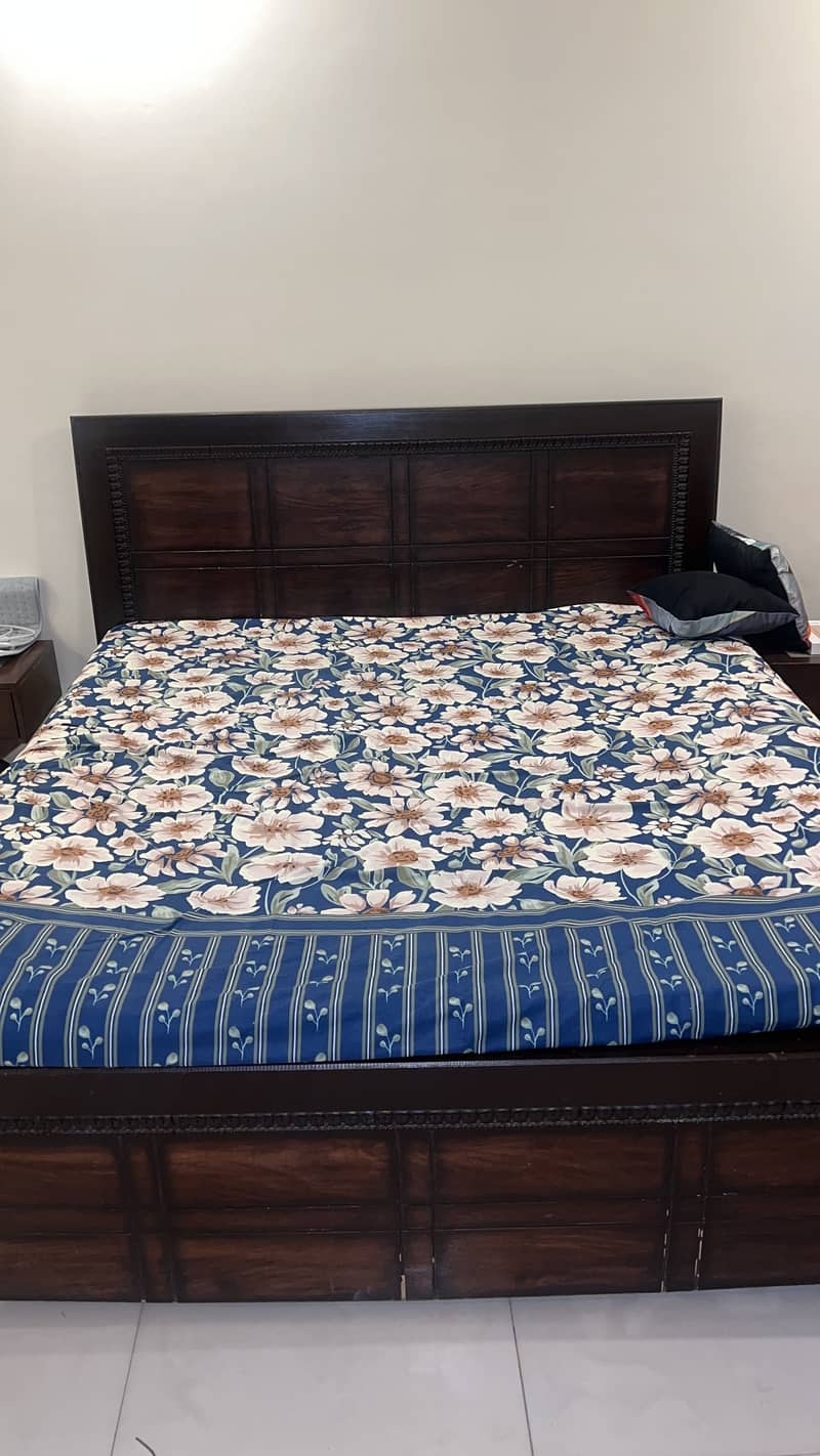 Bed with side tables 0