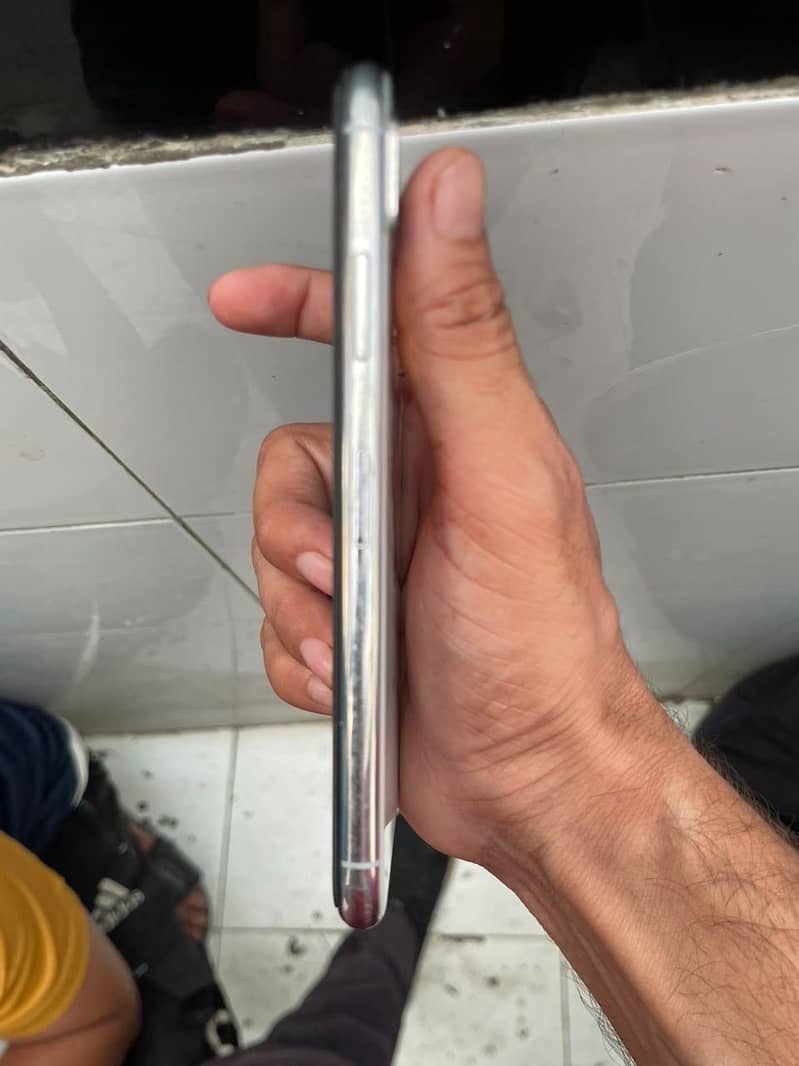 Apple iPhone X 4