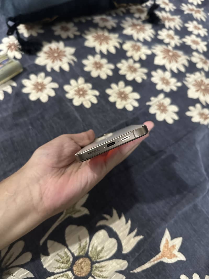 Apple iPhone 16 Pro Max 2