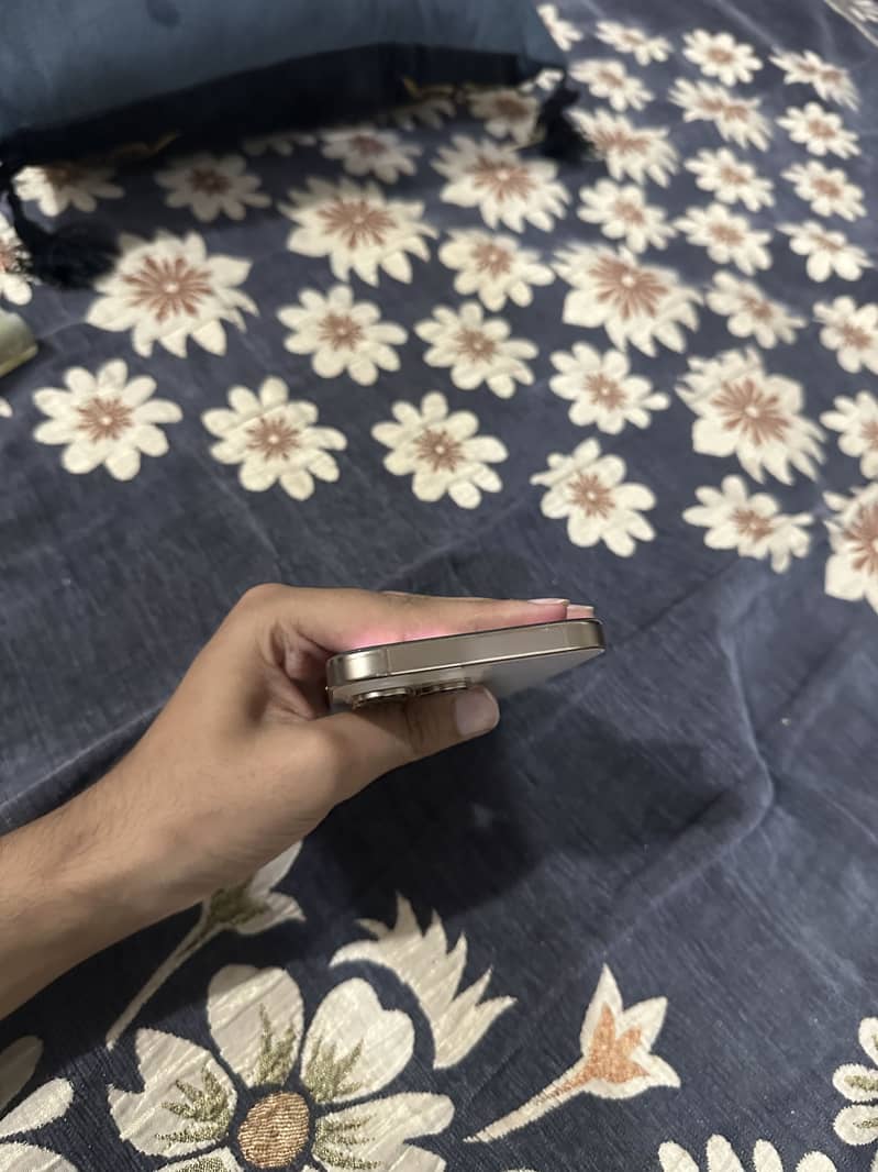 Apple iPhone 16 Pro Max 4