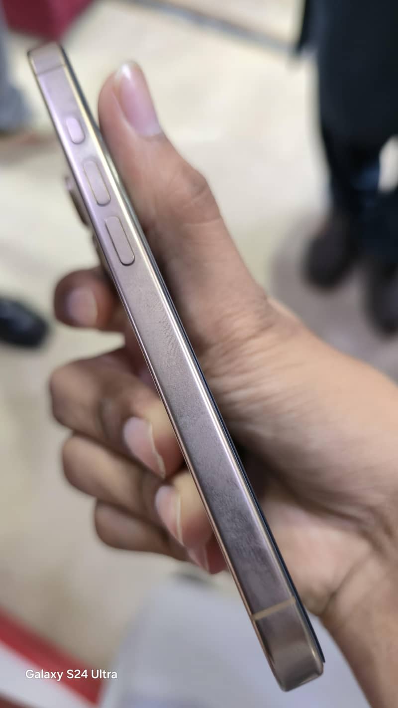 Apple iPhone 16 Pro 2