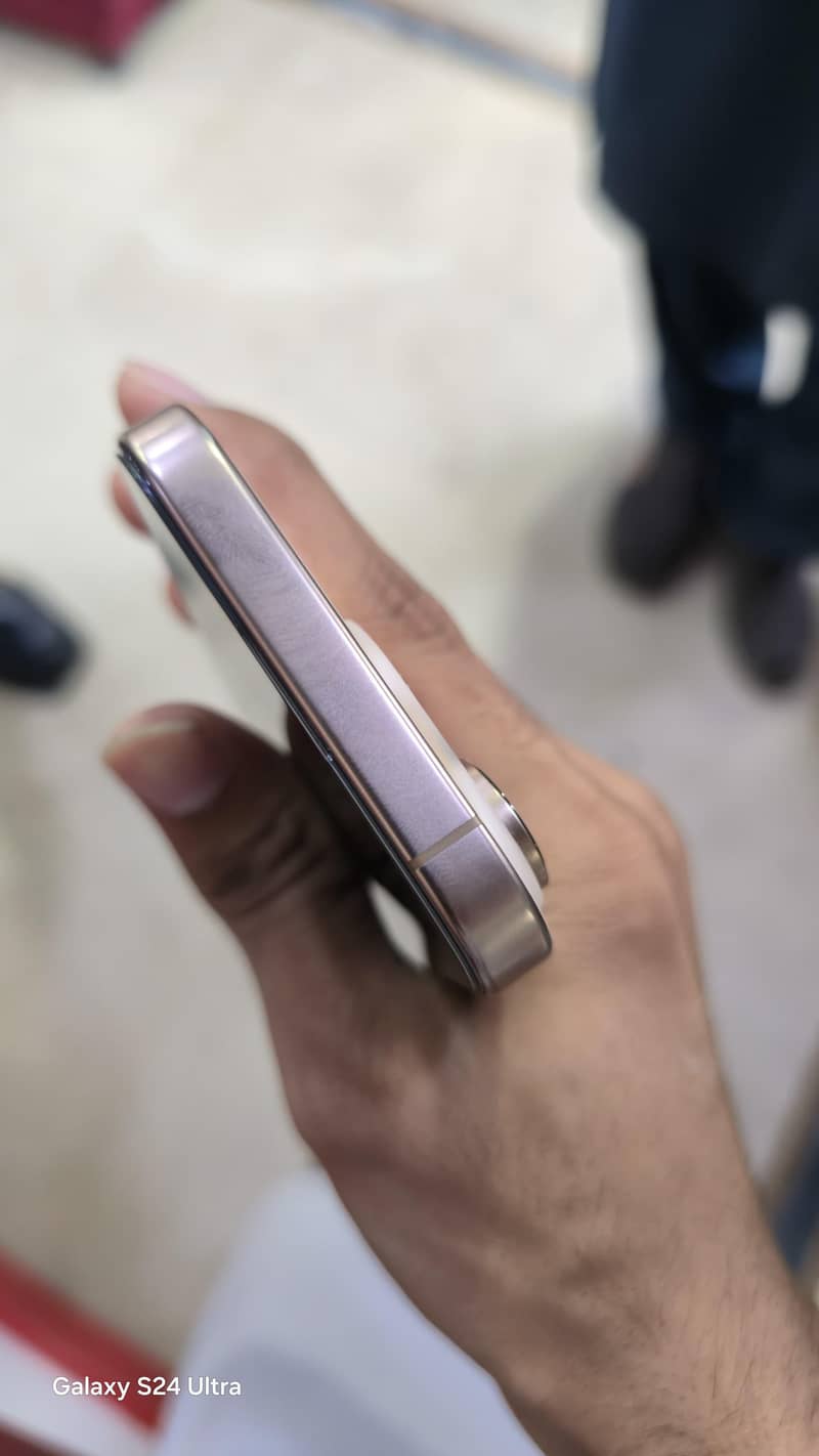 Apple iPhone 16 Pro 3