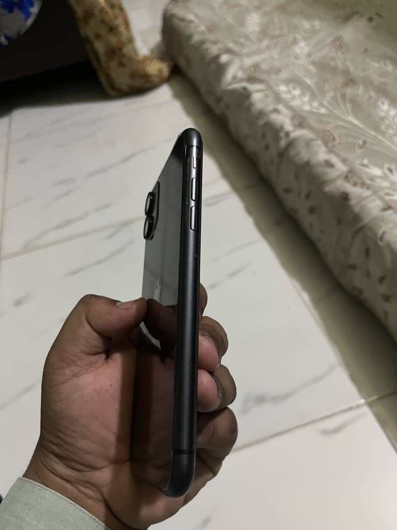Apple iPhone 11 3
