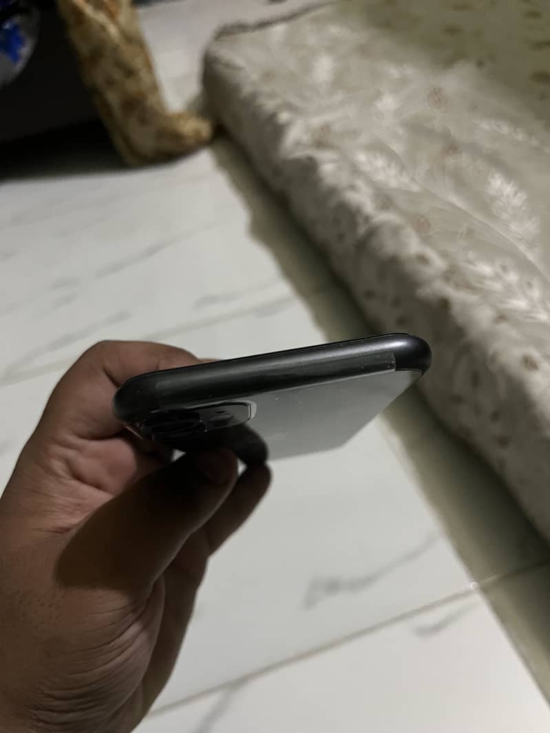Apple iPhone 11 4