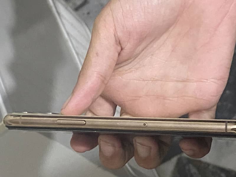 Apple iPhone 11 Pro 4