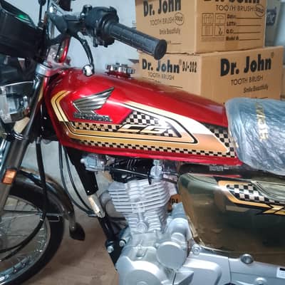 Honda 125 2025 gold edition karachi zero metter condition everything