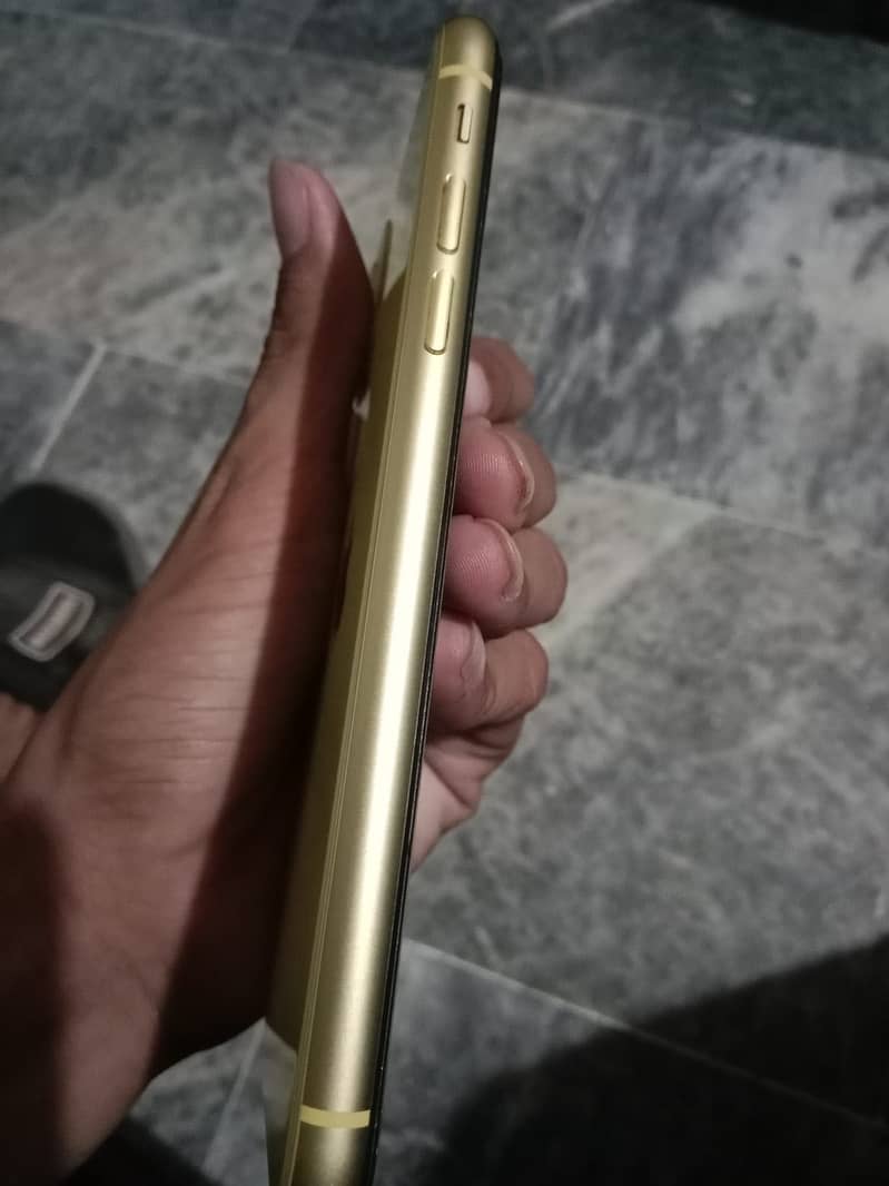 Apple iPhone 11 4