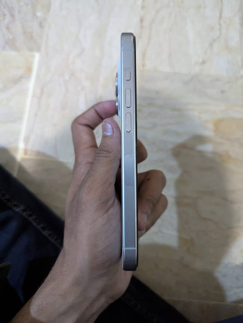 Apple iPhone 15 Pro 3