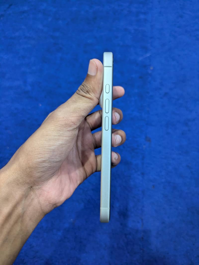 Apple iPhone 16 3