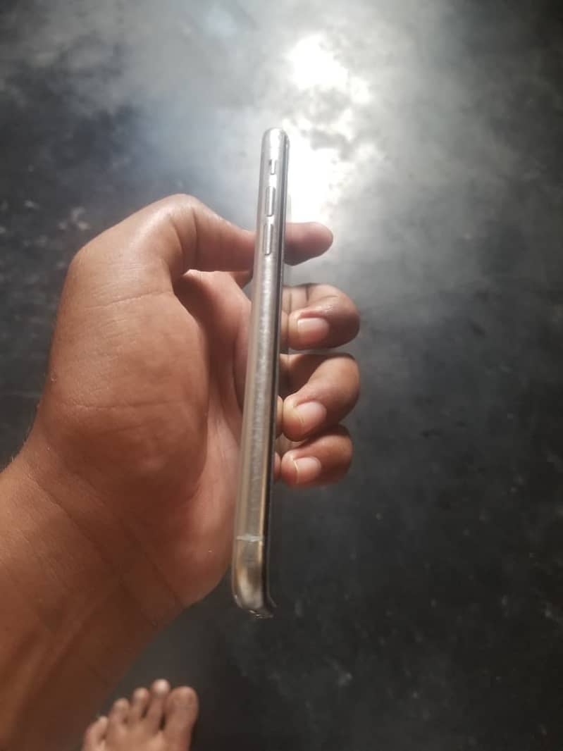 Apple iPhone X 4