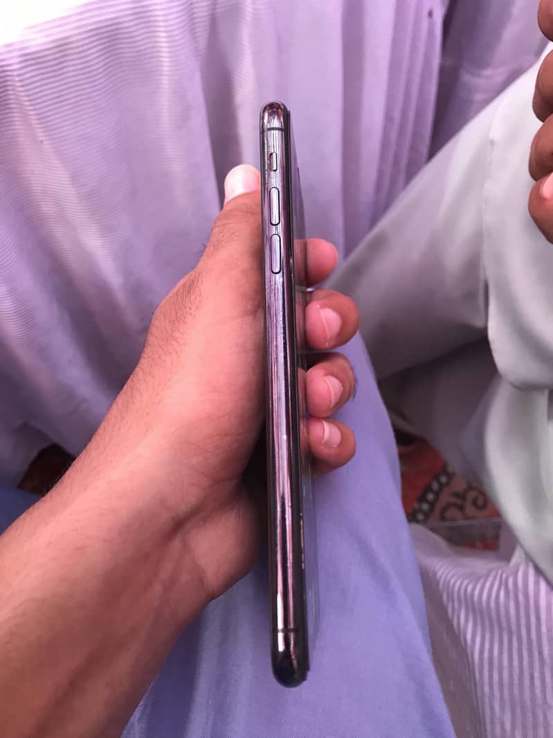 Apple iPhone 11 Pro Max 4