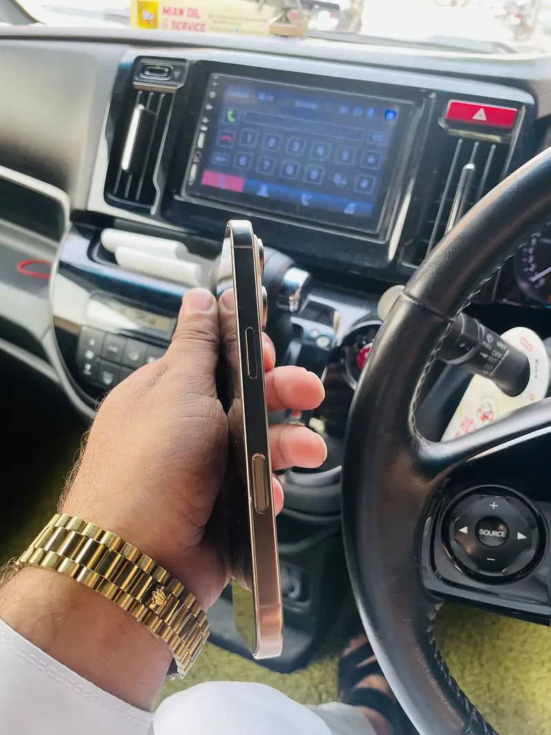 Apple iPhone 16 Pro 1