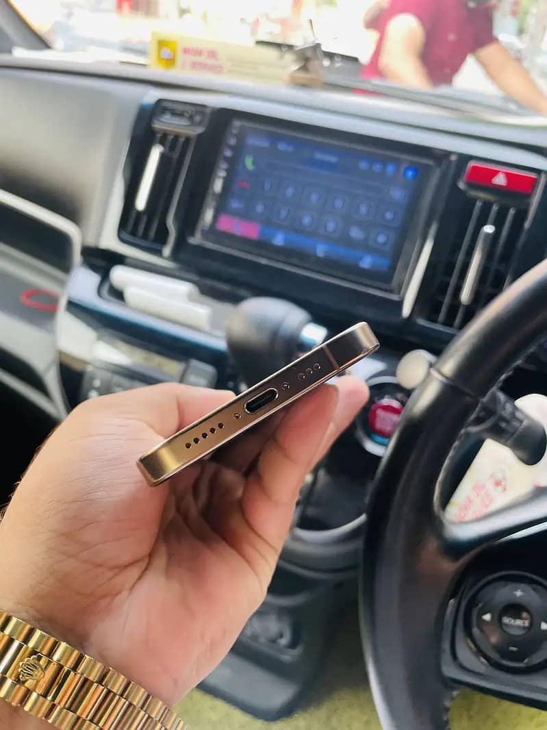 Apple iPhone 16 Pro 3